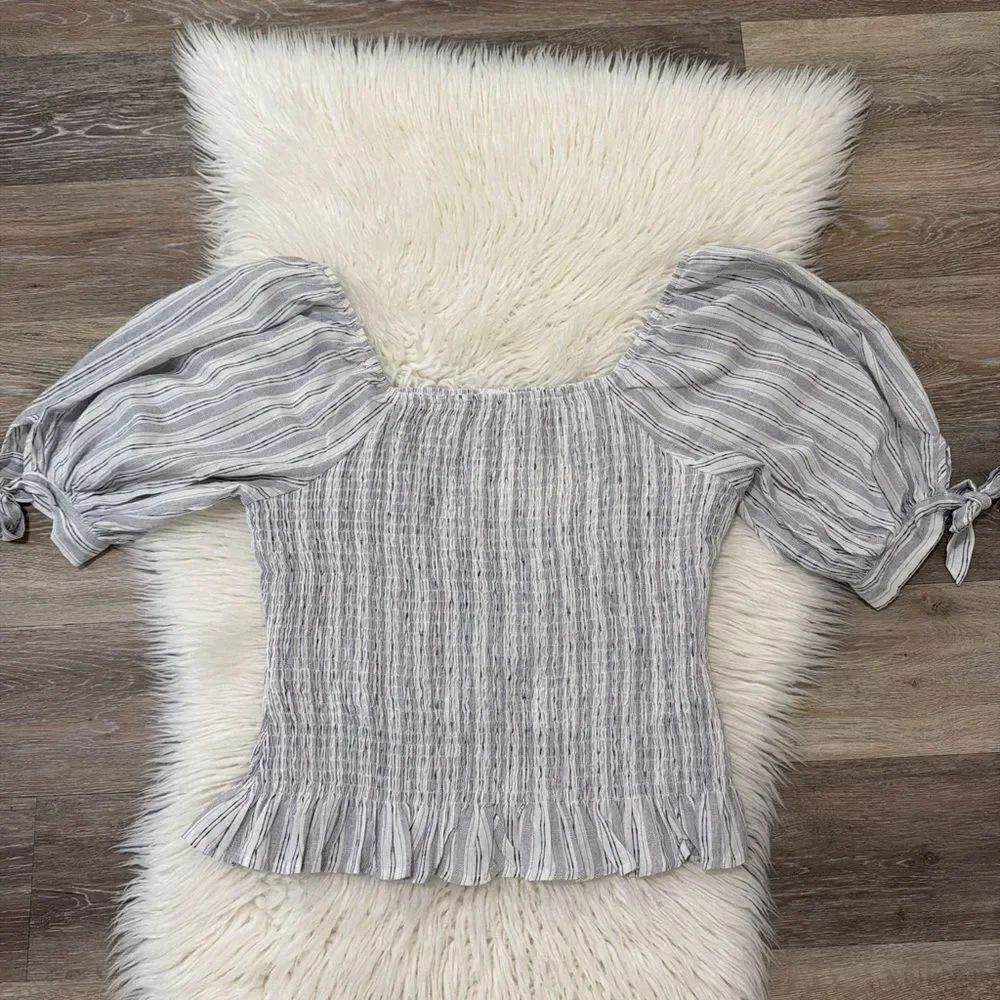 ANDREE BY UNIT Gray Striped Blouse with Puff Sleeves Size Large NWOT